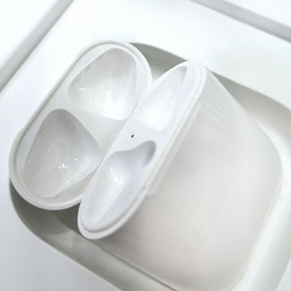 Apple AirPods 2nd Gen Replacement Charging Case w/ Box & Lightning Cable A1602 - Picture 2 of 6